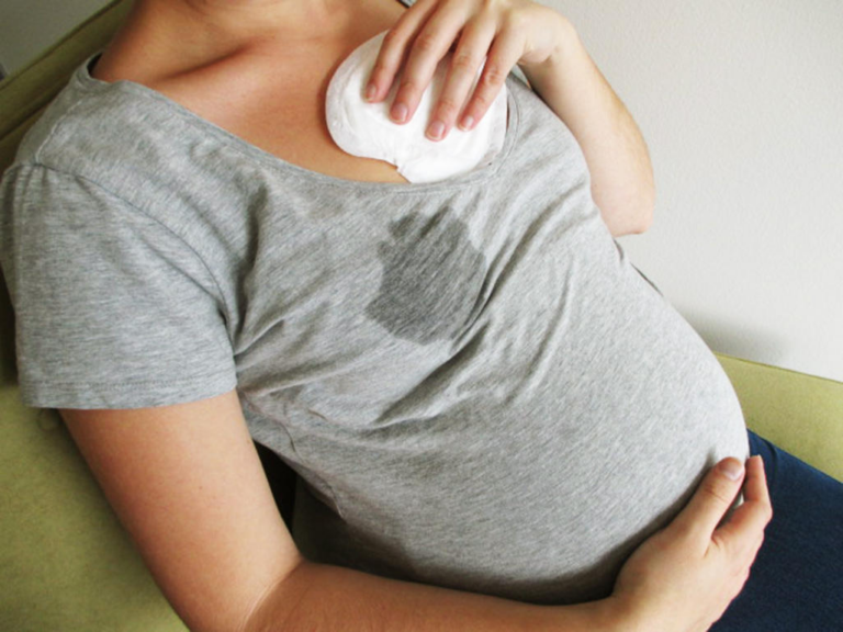 Mẹ bầu nên làm gì khi ra sữa non?