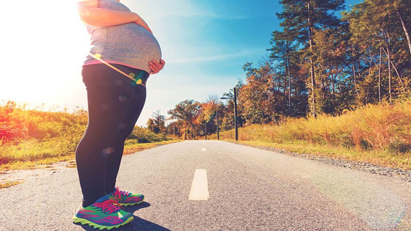 Bà bầu có nên đi bộ khi mang thai?