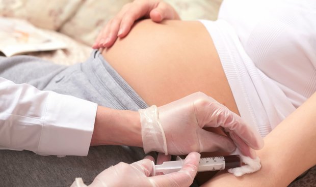 Tại sao xét nghiệm công thức máu cần phải làm nhiều lần khi mang thai?