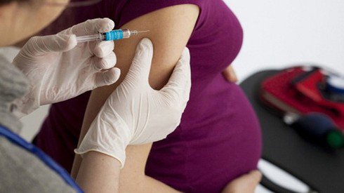 Hỏi đáp: Phụ nữ mang thai nên tiêm vắc-xin khi nào và tiêm mấy mũi?