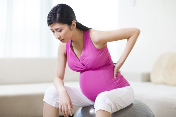 Mang thai 28 tuần thường đau vùng thượng vị, ợ hơi là dấu hiệu bệnh gì?