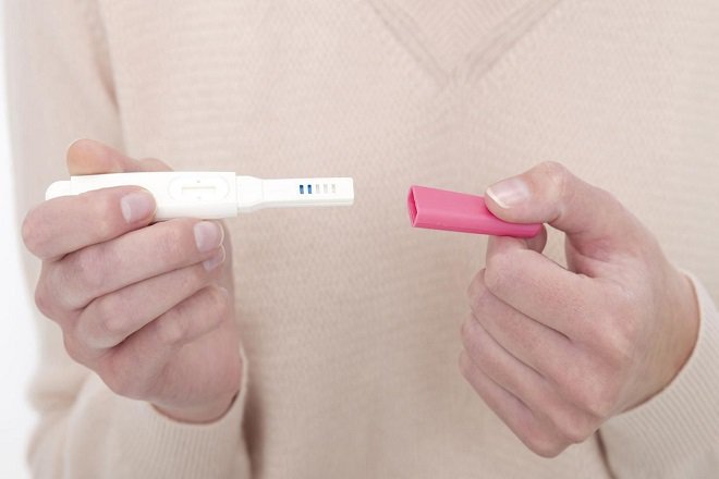 Ra dịch màu hồng và thử thai 2 vạch có nên đi khám thai luôn không?