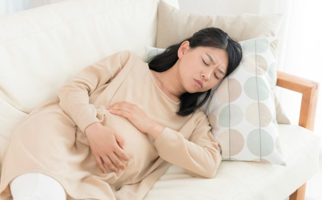 Mang thai bị đau bụng dữ dội, ói và tiêu chảy có sao không?