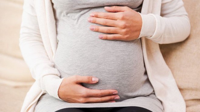 Đau bụng dưới kèm phù chân khi mang thai 23 tuần có sao không?