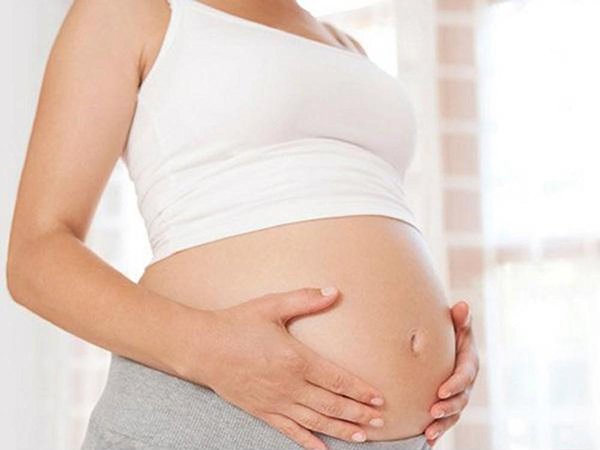 Đau tức lưng kèm gò cứng bụng khi mang thai 36 tuần có sao không?