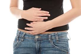 Chậm kinh kèm đau bụng lâm râm có sao không?