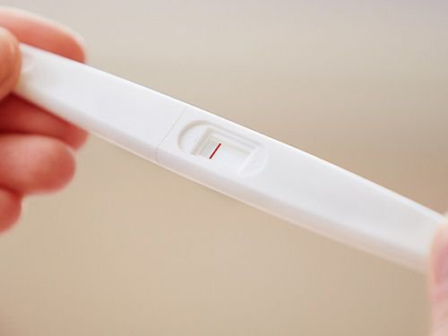 Dùng que thử thai thấy 1 vạch đã chắc chắn không có thai chưa?