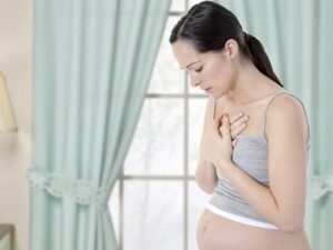 Ho, sốt và mệt mỏi trong người khi mang thai 8 tuần có nên đi khám không?