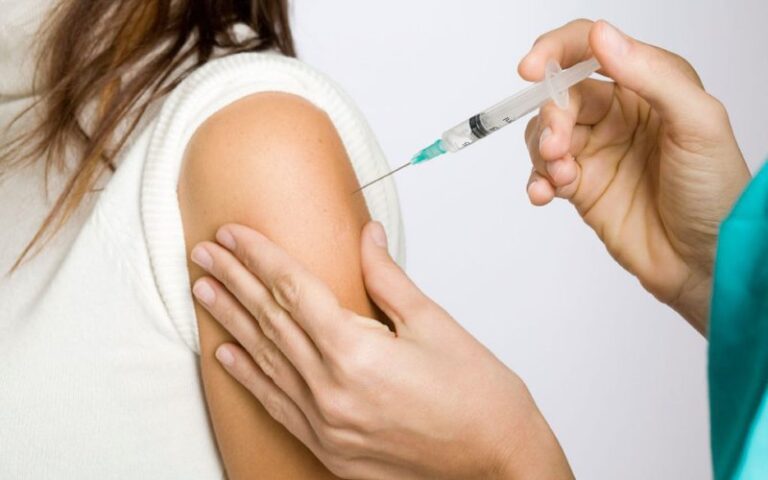 Mang thai sau tiêm vắc-xin 3 trong 1 được 2 tháng và vắc-xin cúm được 1 tuần có sao không?