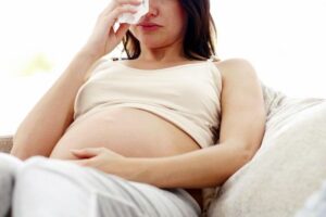 Mẹ bầu hắt hơi, chảy mũi, không ho, không sốt là cảm lạnh hay cảm cúm?