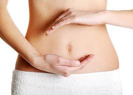 Quan hệ dùng bao cao su nhưng chậm kinh 4 ngày kèm đau bụng tức ngực có phải có thai không?