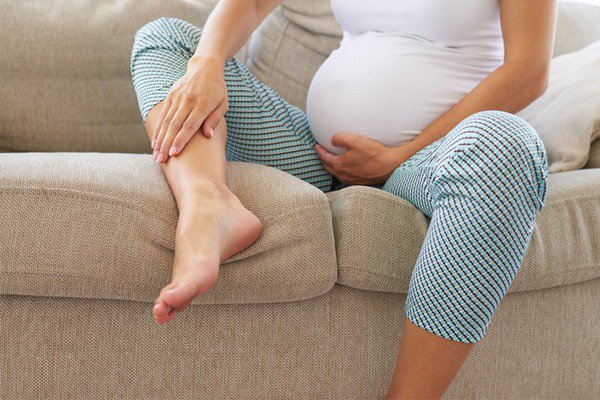 Phụ nữ mang thai bị mủ ở khóe chân có tiểu phẫu được không?