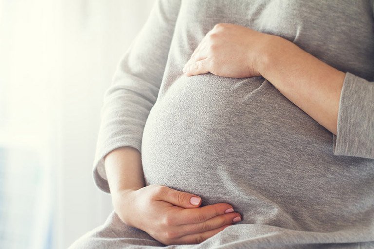 Mang thai 9 tuần xuất hiện dịch hồng có sao không?