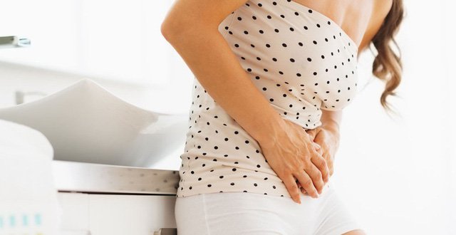 Mang thai 1 tháng đau bụng râm râm và ra máu đen có sao không?