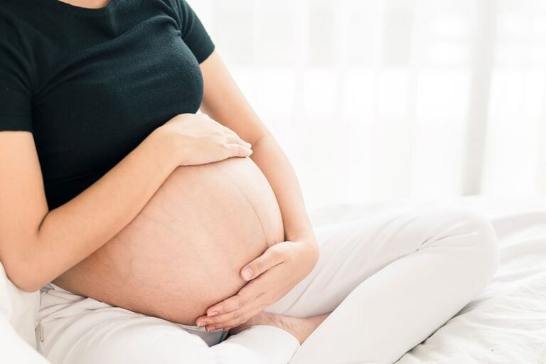 Mang thai 32 tuần thi thoảng đau bụng dưới, cứng sườn bên phải có ảnh hưởng đến em bé không?