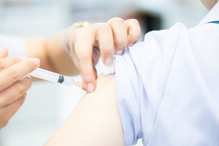Đang canh niêm mạc có thể tiêm vắc-xin cúm không?
