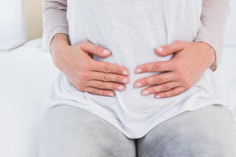 Bầu 3 tuần bị viêm âm đạo kèm theo đau bụng có gây sảy thai không?